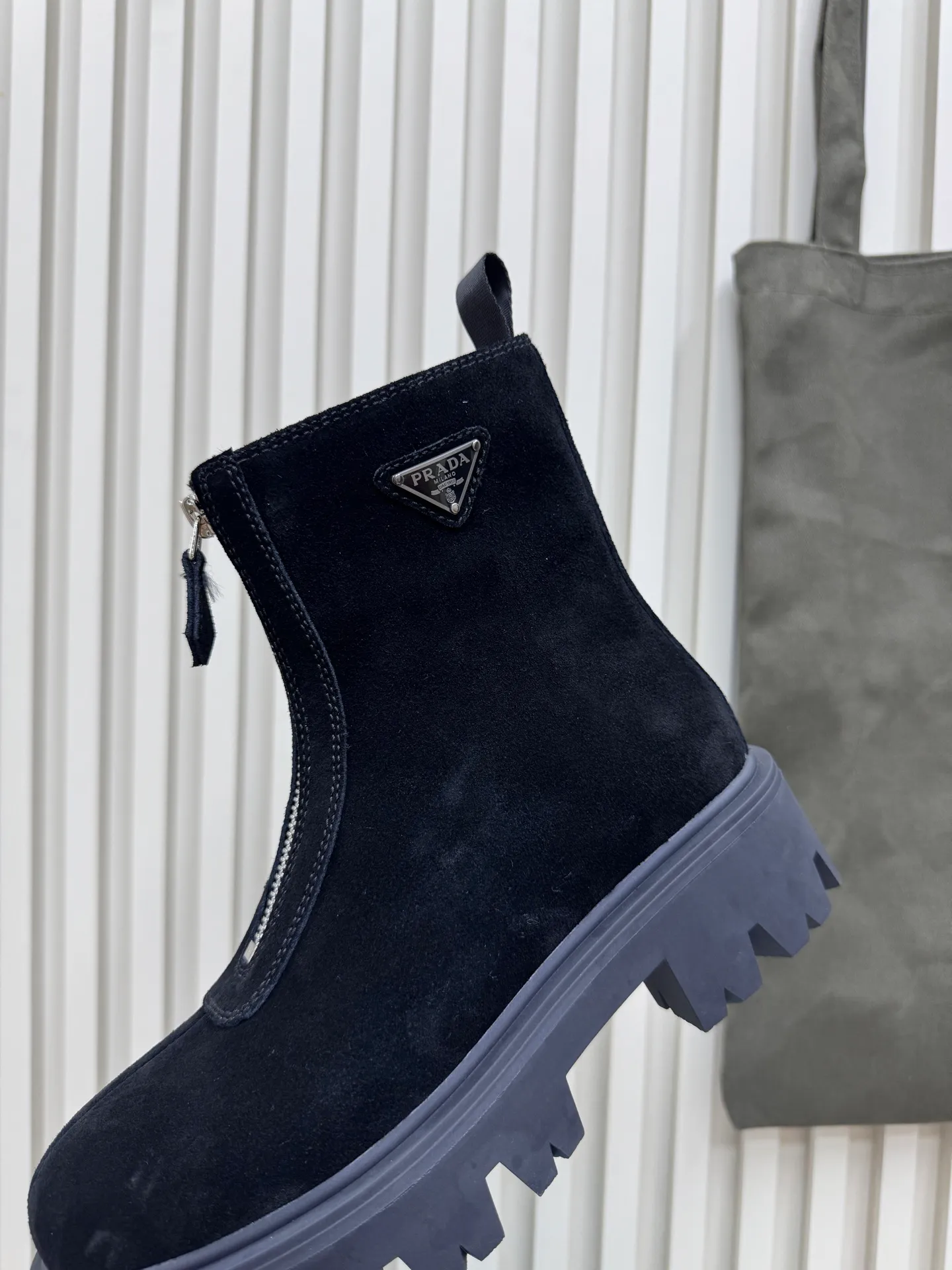 👟👟Ex-factory price 680👟👟 Prada / Prada couple's Martin boots are here, comfortable and elegant to wear. The original molded outsole of the counter is 1:1 replica. It is made of non-slip and wear-resistant imported TPU tin mold vacuum outsole. Tank-shaped thick sole. Fabric: imported anti-explosion cowhide. Lining: imported mixed sheepskin lining. Sheepskin foot pads. Outsole: tin molded beef tendon sole. Code number: 35-41 (42 customized)